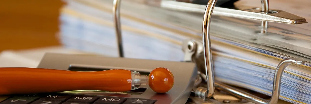 Classeurs d’archives et stylo orange