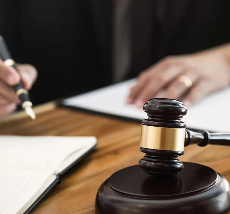 Marteau de juge posé près d’un document en cours de signature